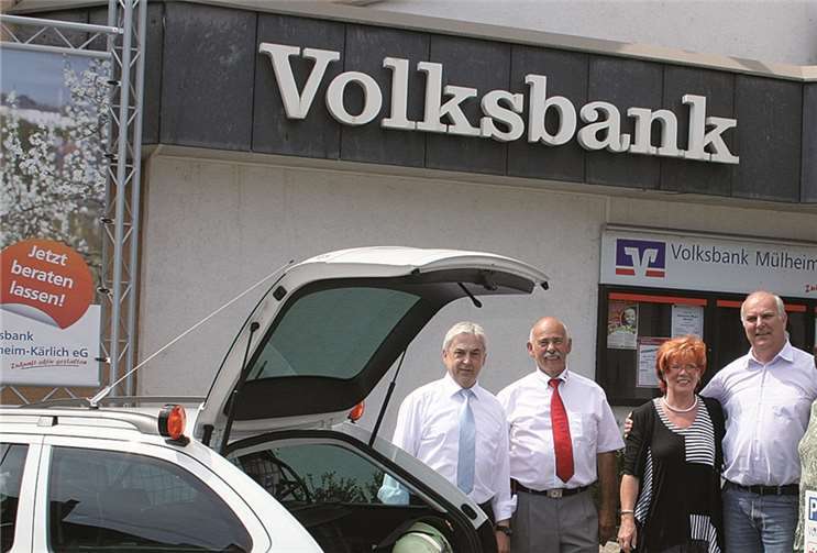 Das First Responder Projekt erhielt finanzielle Unterstützung durch die Volksbank Mülheim-Kärlich und die katholische Frauengemeinschaft aus Kärlich:.(V.l.) Karl Mohr, Franz Dreher, Hildegard Dötsch (kfd), Uli Klöckner, Gudrun Göbel (kfd) und Herbert Jülich.Privat