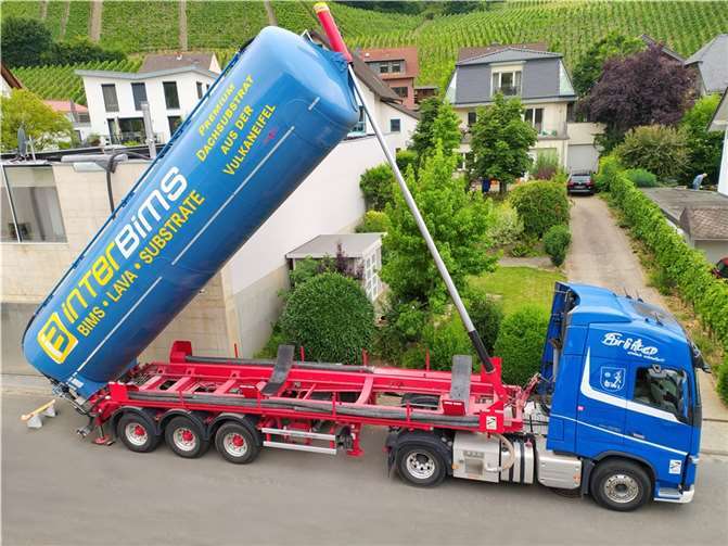 Das Flachdach bot sich perfekt für eine ökologisch und ökonomisch effektive Dachbegrünung. Quelle: Interbims