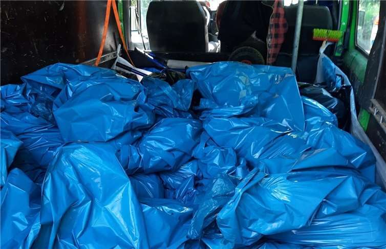 Das Fleisch war in blauen Müllsäcken verpackt. Foto: Bundespolizeiinspektion Aachen