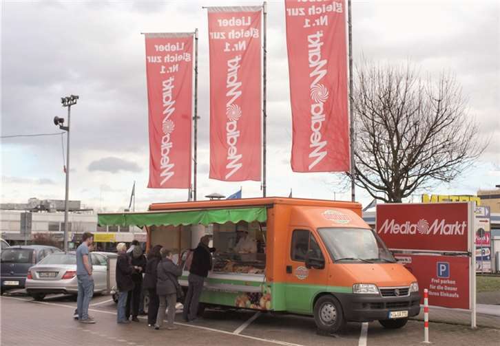 Das „Fleischkäse-Brötchen“ gibt es jetzt am Globus-Imbiss vor dem Haupteingang des Media-Marktes.