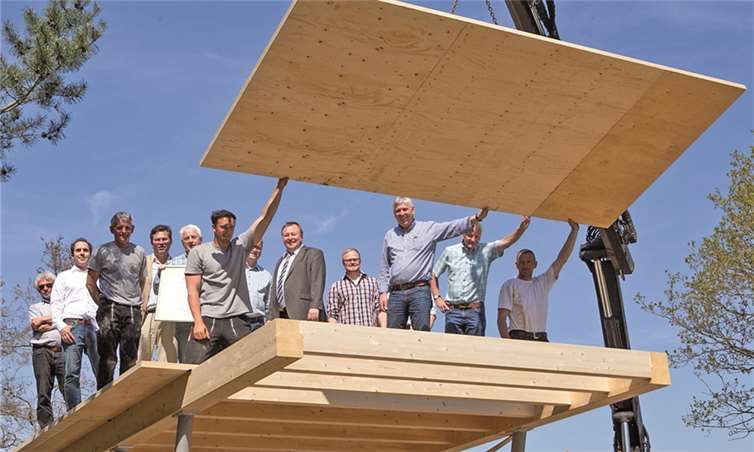 Das „Fliegende Dach“ ist eines von sechs außergewöhnlichen Holzbau-Objekten, die entlang des künftigen Birnen- und Wanderwegs von Lantershofen stehen sollen. Jetzt war Spatenstich mit viel Prominenz. JOST