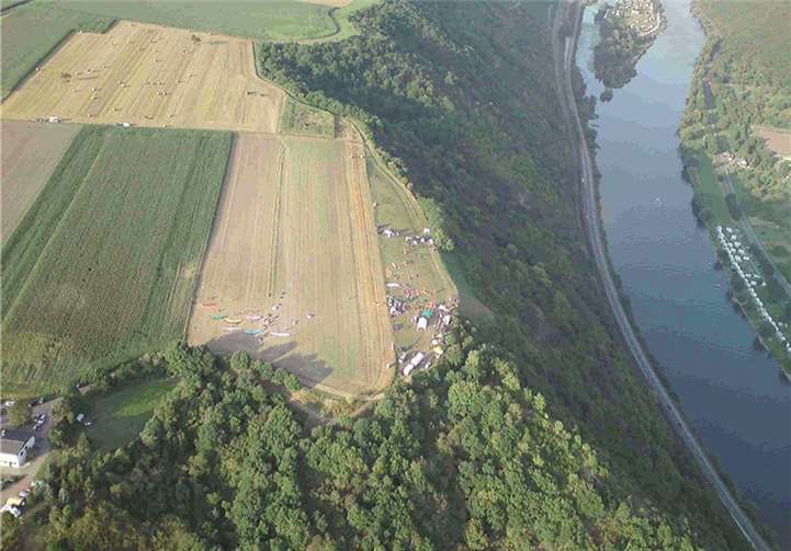 Das Fliegerfest findet direkt an der Mosel statt. privat