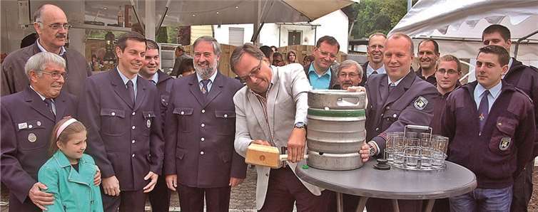 Das Floriansfest wurde offiziell durch den Faßanstich von Bürgermeister Weidenbach eröffnet. -RÜ-