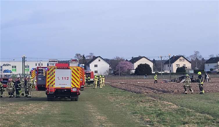 Das Flugzeug stürzte auf einem Feld ab. Foto:Freiwillige Feuerwehr Sankt Augustin