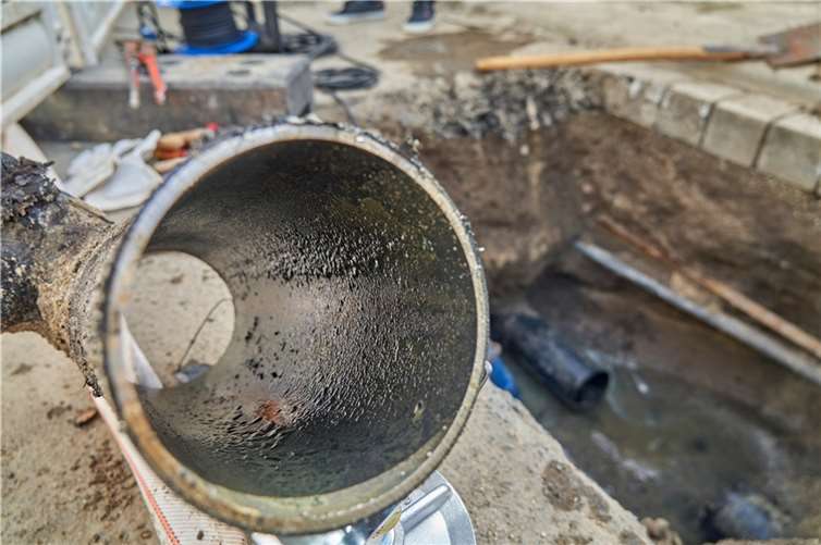 Das Flutwasser ist teilweise bis in die Gasleitungen der evm-Gruppe vorgedrungen. Entlang der Ahr sowie in der Altstadt von Ahrweiler gehen die Netzexperten daher nun kleinteiliger vor, um undichte Stellen ausfindig zu machen und die letzten 20 Prozent der Hausanschlüsse wieder in Betrieb zu nehmen. Foto: Sascha Ditscher.