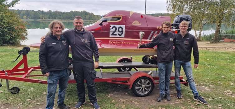 Das Formel 5 Team mit Teamchef Christian Groß und Sieger Andre Zeipelt mit Pokal. Quelle: Powerboat Racingteam Moselstern