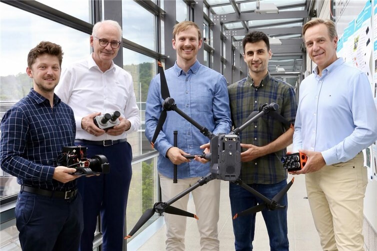 Das Forschungsteam um Prof. Dr. Jens Bongartz (rechts) präsentiert gemeinsam mit Prof. Dr. Karl Stoffel, Präsident der Hochschule Koblenz (2. v. li.), sowie den Projekmitarbeitern Luis Kremer (links), Henri Smidt (Mitte) und Amin Khodadadi (2. v. re.) das Kamerasystem „Rotifcam“, dessen Weiterentwicklung mit rund 480.000 Euro gefördert wird.