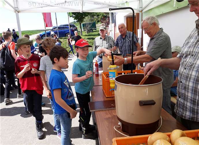 Das Forstamt Cochem hielt für alle großen und kleinen Waldbesucher an der Schützenhalle in Binningen ein schmackhaftes Mittagessen bereit.