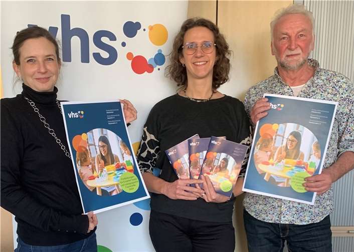 Das Fortbildungsprogramm 2024 der Kreisvolkshochschulen für pädagogische Fachkräfte hat wieder viel zu bieten. V.li. Alexandra Tschesche (Kreis-vhs Westerwaldkreis), Simone Kirst (Kreis-vhs Neuwied), und Bernd Kohnen (Kreis-vhs AItenkirchen). Foto: Kreis-vhs Neuwied