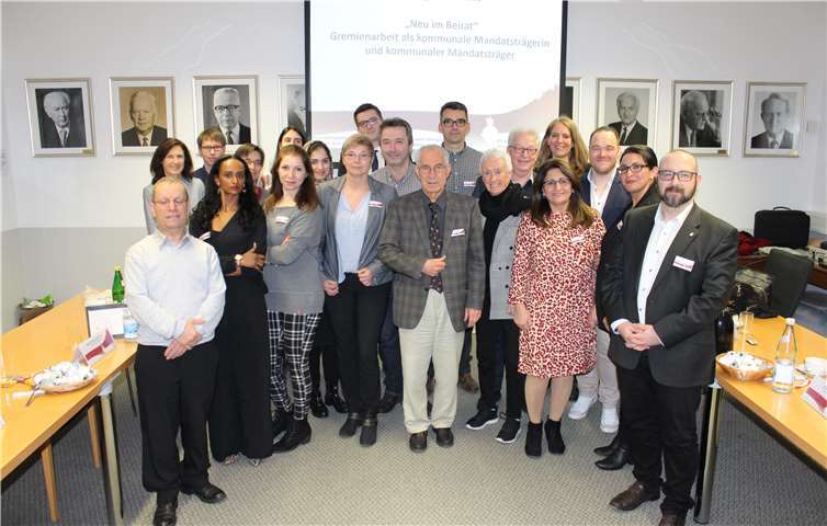 Das Foto aus Vor-Corona-Tagen zeigt von links nach rechts: Mahmud Ziab, Beate Oster, Alexander Richardt, Feven Ande-Schaden, Maria Anna Hartmann, Soumaia Talo Alolabi, Simona Canuto, Marina Khan, Martina von Berg, Yannik Hell, Oguzhan Oguz, Vito Contento, Pasquale Sicilia, Monika Artz, Manfred Bastian, Sherin Daudi, Clara Röllinghoff, Alexander Schröder, Karima Faddane, Tobias Lorenz.Foto: privat