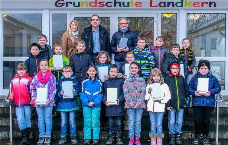 Das Foto der Grundschule Landkern zeigt die Kinder mit den Tablets und in der oberen Reihe (v.li.) Nadine Giejlo, Bildungsreferentin des vem. die arbeitgeber e.V., Thorsten Bröcker, Hauptgeschäftsführer des vem. die arbeitgeber e.V. und Mario Spies, Schulleiter der Grundschule Landkern. privat