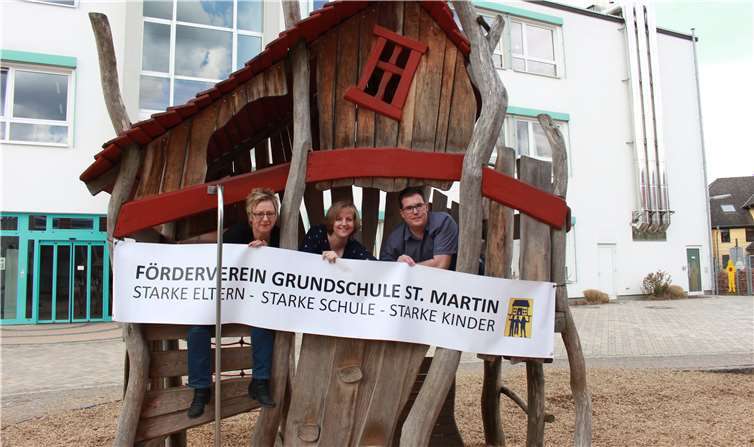 Das Foto des neuen Vorstands zeigt von links nach rechts: Alexandra van Bergerem, Kassiererin; Nadine Ciompa, Vorsitzende; Stefan Hernandez, Stellvertr. Vorsitzender.