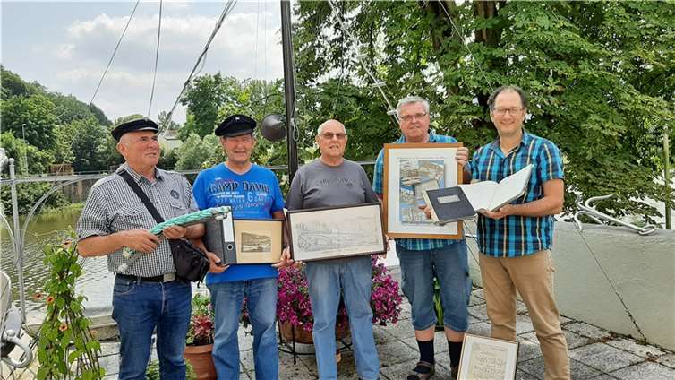 Das Foto entstand bei der Aktenübergabe und zeigt von links nach rechts die Vorstandsmitglieder Karl Väth, Manfred Woldeit, Hans Unkelbach und Günter Aderjahn sowie Stadtarchivar Bernd Geil. Foto: Renate Dasting