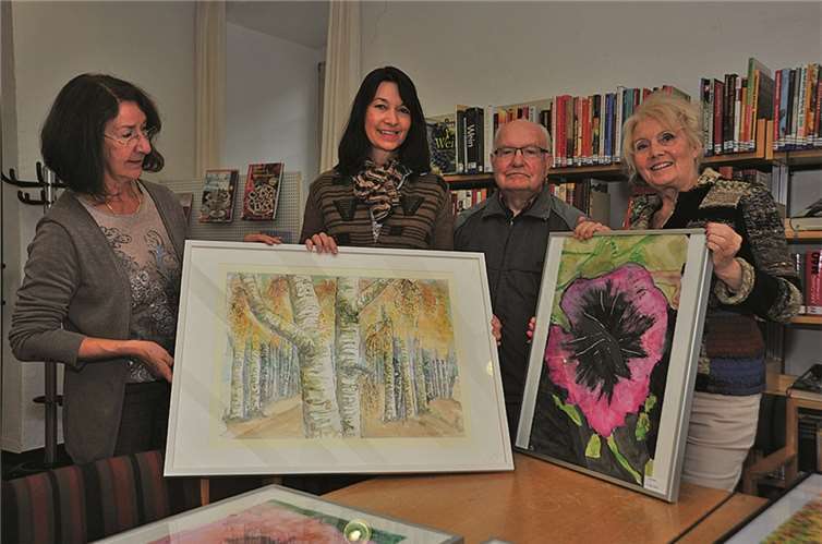 „Die Kunst ist der Spiegel der innersten Seele“ Das Foto in der Stadtbibliothek zeigt von rechts: Eva-Maria Kreuter, Prof. Dr. Georg Heike, Anneli Leufgens und Elisabeth Feuser-Schwickert.privat