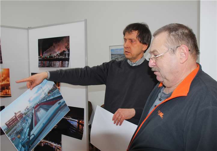 Mit den Augen eines Kapitäns gesehen  Das Foto passt besser dort hin: Andreas Windscheifund Clemens Ruland (v.l.) bei der Vorbereitung der Ausstellung. Fotos: KMI