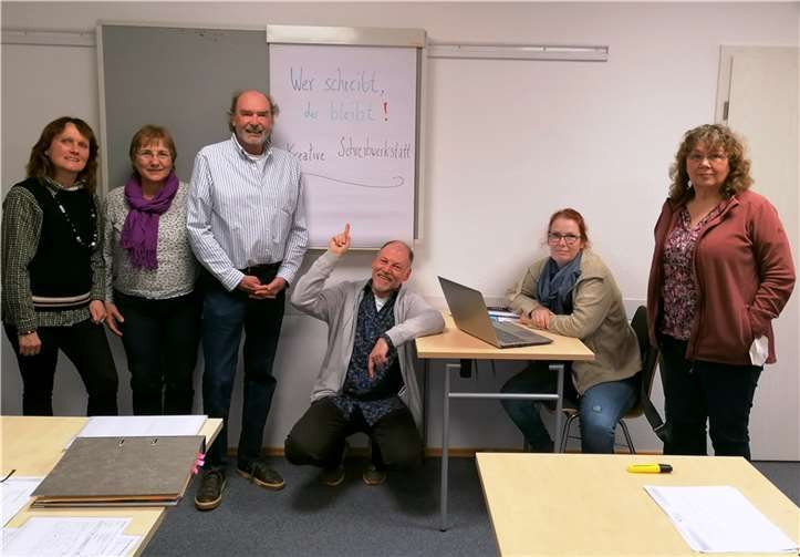 Das Foto (privat) zeigt die KursteilnehmerInnen im Seminarraum, in der Hocke der Autor Gregor Schürer. Die Veranstaltung hat unter Einhaltung der aktuell gültigen 3G-Regeln stattgefunden. Foto: Kreis-Volkshochschule Ahrweiler