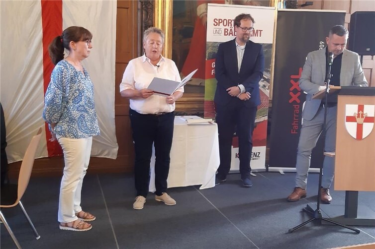 Das Foto zeigt Anja Barreteau, Bürgermeisterin Ulrike Mohrs, Carsten Röhrig und Jörg Pfeffer vom Sport- und Bäderamt