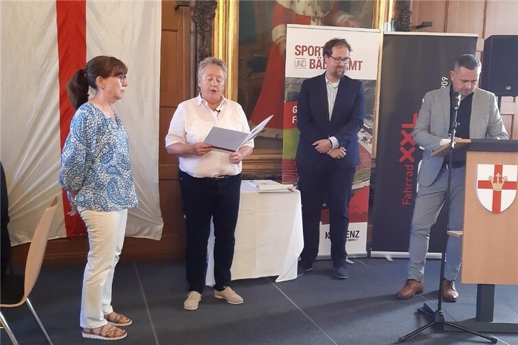 Das Foto zeigt Anja Barreteau, Bürgermeisterin Ulrike Mohrs, Carsten Röhrig und Jörg Pfeffer vom Sport- und Bäderamt