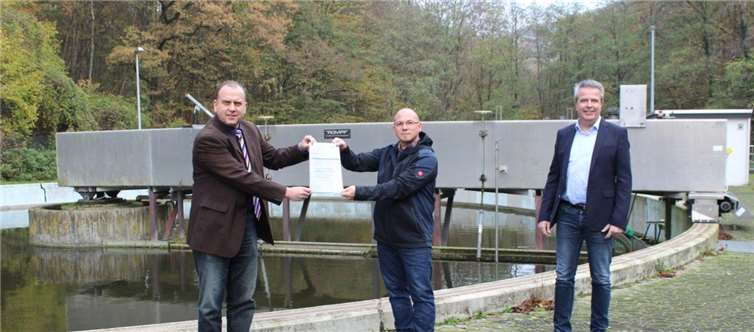 Das Foto zeigt Bürgermeister Johannes Bell, Abwassermeister Arnd Millard und den Leiter des Entsorgungs- und Servicebetriebes Bad Breisig / Brohltal, Bernd Lischwé. (v.l.n.r.).Quelle: Verbandsgemeinde Brohltal