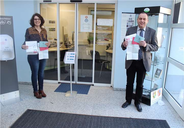 Das Foto zeigt Bürgermeister Johannes Bell mit Melanie Schüller, Mitarbeiterin im Bürgerbüro des Rathauses in Niederzissen. Foto: privat