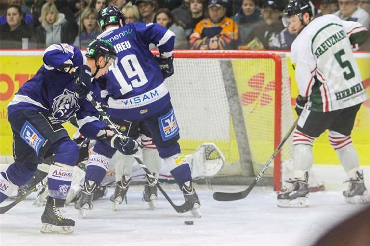 Das Foto zeigt EHC-Stürmer Felix Köbele bei seinem Tor im ersten Spiel gegen Herne in der Bärenhöhle - Neuwied gewann die Partie damals mit 5:4 nach Verlängerung. fischkoppMedien 