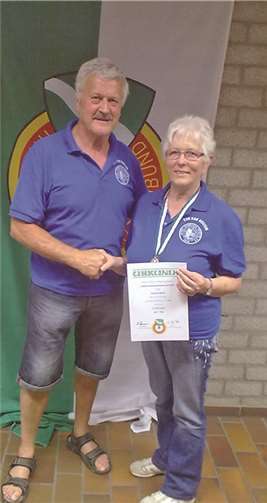 Das Foto zeigt Gertrud Berlin mit dem Vereinspräsidenten Stefan Weber bei der Siegerehrung in Ratingen.privat