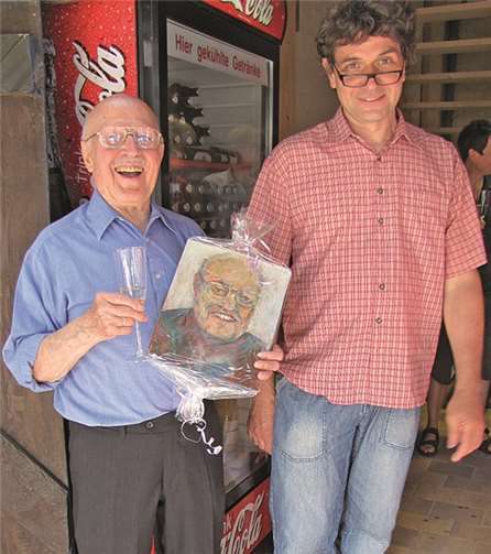 Das Foto zeigt Hans Böhm (rechts) bei der Überreichung des Portraits an Jubilar Willibald Hammes (links).