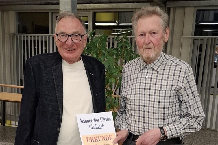 Das Foto zeigt: Henry Burmester mit Bernd Hoffmann (1. Vors.)