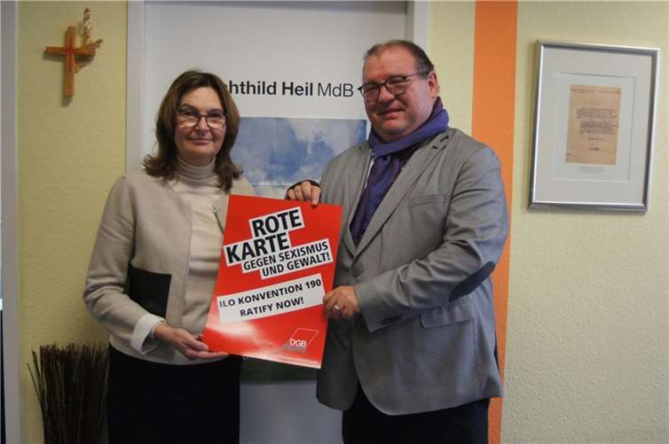 Das Foto zeigt Mechthild Heil, MdB, und Elmar Ihlenfeld, DGB Kreisverband Ahrweiler. Foto: DGB Kreisverband Ahrweiler