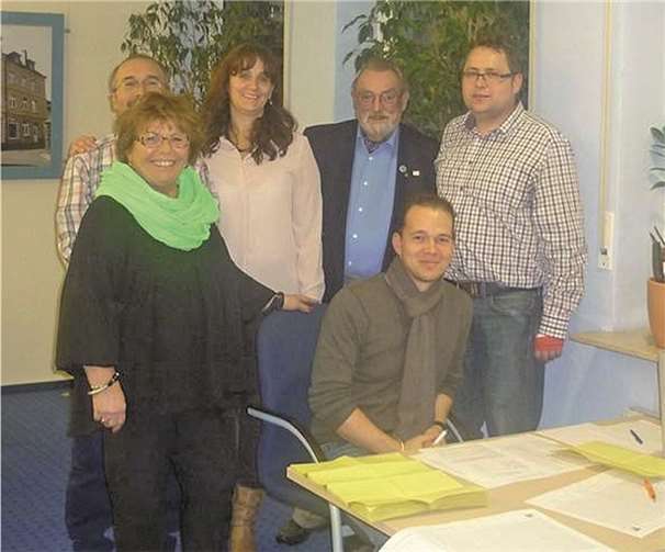 Das Foto zeigt Mitglieder des Wahlvorstandes Brohltal zur Integrationsbeiratswahl 2014 im Rathaus Niederzissen. Vorne links steht Guiseppa Cappello, dahinter von links nach rechts, Ercan Dikmen, Danijela Koll, Louis Budts, Dominik Friedrich, sitzend Ralf Bell. privat