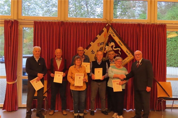 Das Foto zeigt Siegfried Schmidt bei der Urkundenübergabe an die Geehrten