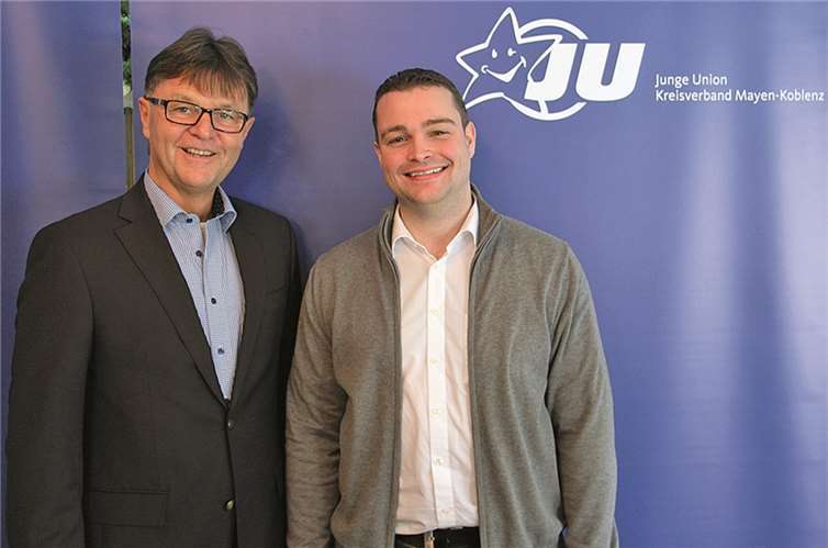 Das Foto zeigt Torsten Welling (rechts) mit dem Ersten Kreisbeigeordneten Burkhard Nauroth.privat