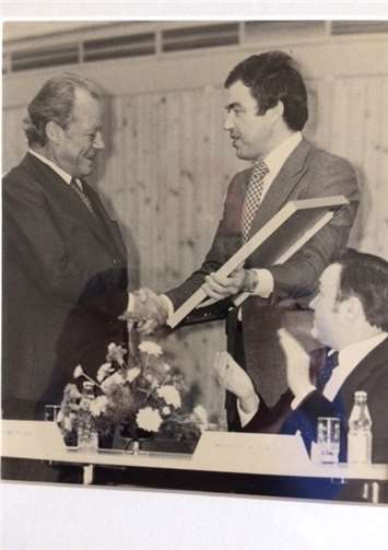 Das Foto zeigt Willy Brandt, Gernot Mittler und (sitzend) den damaligen Landtagsabgeordneten Werner Klein aus Andernach. privat