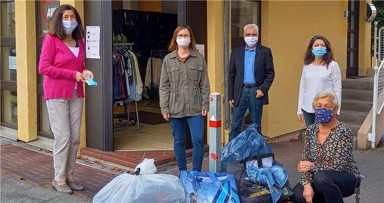 Das Foto zeigt anlässlich der Übergabe der gesammelten Kleidung links und rechts außen Motee Spanier und Marianne Kubacki vom Team der Fundgrube, in der Mitte von links Anna Engel, Lorenz Denn und Helena Hallerbach. Foto: privat