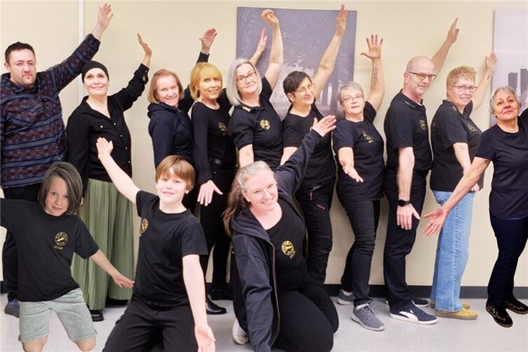 Das Foto zeigt das Ensemble „kleine Bühne“.(v.l.n.r. 1. Reihe: Oscar Neuman, Ole Neumann, Stephanie Neumann2. Reihe: Karim Kirner, Stefanie Käufler, Cecylia Darda, Martina Bouhs, Bettina Kurscheid, Elfi Rüd, Jutta Flink, Walther Heling, Hannelore Busch, Olga Steinke)