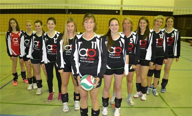 Das Foto zeigt das Team um Spielertrainerin Dagmar „Daggi“ Schneider (Mitte), die 1. Mannschaftsführerin Sabrina Küpper (3. von rechts) und die 2. Mannschaftsführerin Marina Weinberg (5. von rechts).privat