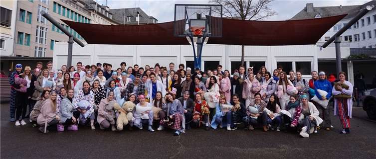 Das Foto zeigt den Abiturjahrgang 2020 verkleidet als „Schlafmützen“ während der Mottowoche im Februar, also vor den Beschränkungen aufgrund der Corona-Pandemie.Quelle: Hilda-Gymnasium