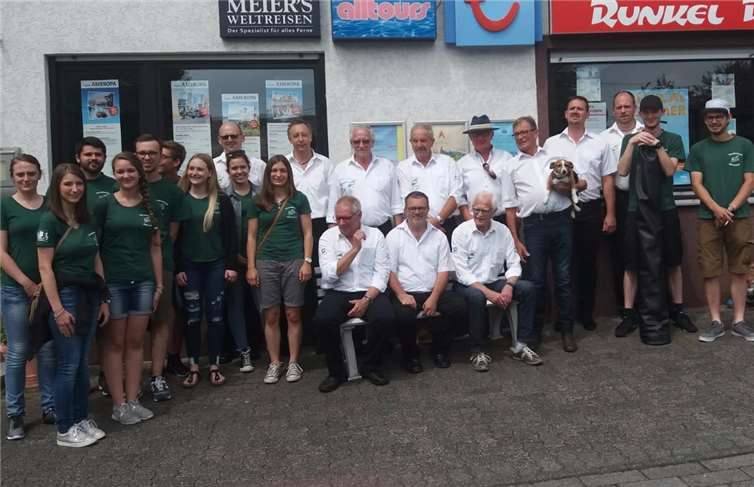 Das Foto zeigt den Burschenverein Hardert mit Maimädchen und Alte Bruschen vor dem Abmarsch zum Burschenfest nach Bonefeld.privat