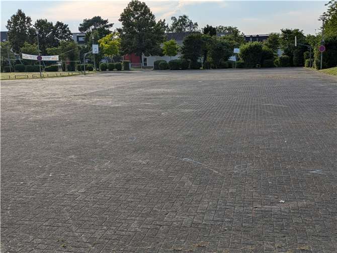 Das Foto zeigt den Dorfplatz in Wormersdorf, der zur Multifunktionsfläche umgebaut werden soll. Foto: privat