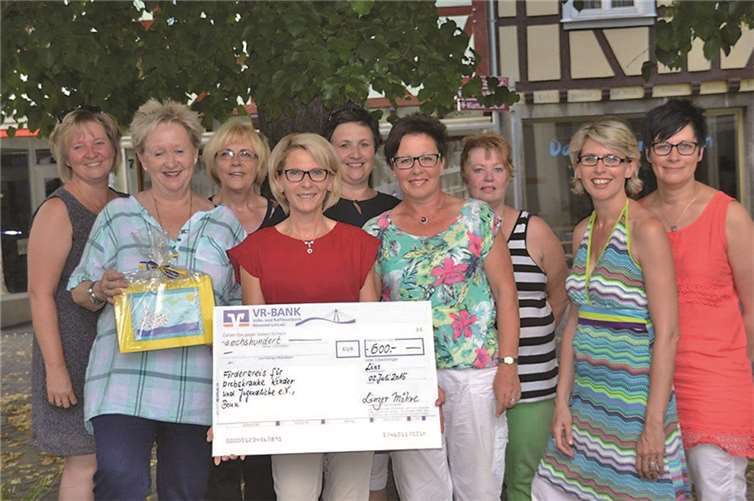 Das Foto zeigt den Elferrat der Linzer Möhnen von 1929 e.V. und in der Mitte, mit dem Scheck, Frau Marion Knopp vom Förderverein krebskranker Kinder und Jugendlicher in Bonn e.V.privat