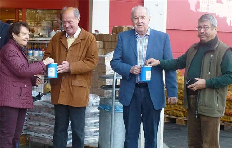 Das Foto zeigt den Ersten Beigeordneten Bernhard Wiemer (2.v.r) und Alt-Bürgermeister Hajo Stuhlträger (2.v.l.) mit Bürgern, die sie bei der Spendenaktion unterstützen.Foto: Stadtverwaltung Bendorf