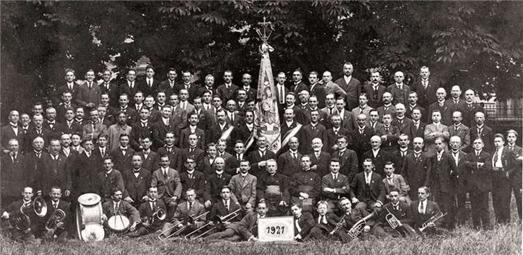 Das Foto zeigt den Gesellenverein Oberlahnstein im Jahr 1921. Sammlung Stadtarchiv Lahnstein