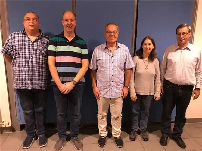 Das Foto zeigt den neu gewählten Vorstand des Fördervereins. Die beiden Vorsitzenden Marco Labonte und Dirk Lescher (von links) freuen sich mit den anderen Vorstandsmitgliedern Rolf Peters (Beisitzer), Ursula Kreuser (Schriftführerin) und Reiner Kreuser (Kassierer) über das Votum der Mitgliederversammlung. Foto: privat