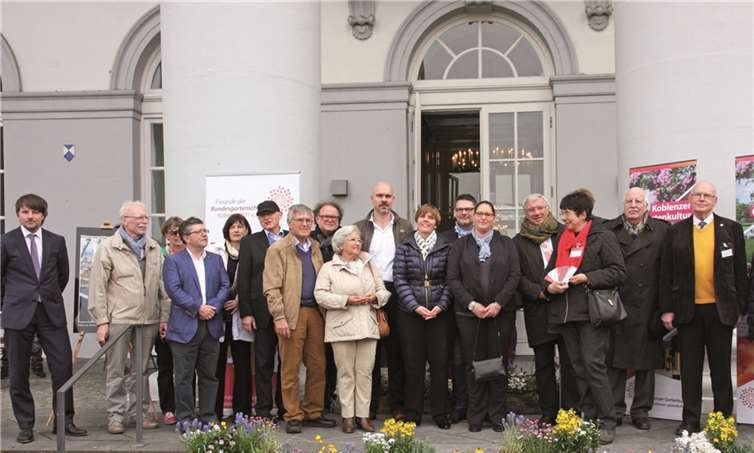 Das Foto zeigt die Baumspender gemeinsam mit den Partnern der Koblenzer Gartenkultur.
