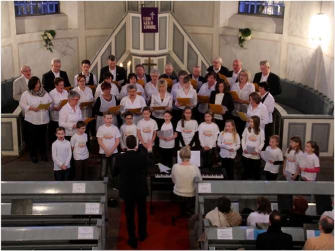 Das Foto zeigt die Chorgemeinschaft beim Konzert in der Kirche zu Beginn des letzten Jahres.privat