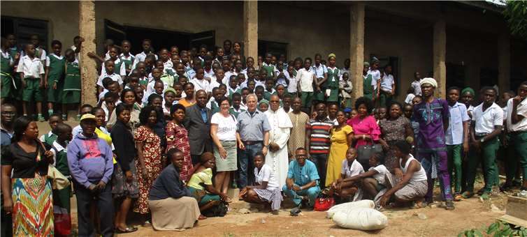 Das Foto zeigt die „Freunde ind er Fremde“ vor der Community-Secondary-School Okpatu. 320 Schüler können hier ihr Abitur machen. Seit 2016 wird hier durch Sonderspenden umfangreich renoviert. Das nächste große Projekt wird das dringend geforderte Labor sein, damit die Kinder in den naturwissenschaftlichen Fächern ihre Prüfungen ablegen können. Ohne diese Erweiterung wird das künftig nicht mehr möglich sein. Das wäre ein herber Rückschlag für die Bildung der Dorfkinder.
