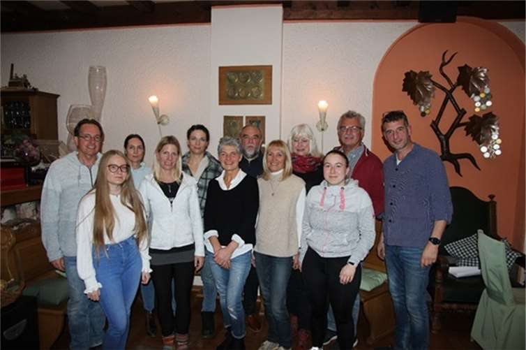 Neuer Fluthilfeverein: 300.000 Euro an schwer Betroffene gespendet Das Foto zeigt die Gründungsmitglieder von links nach rechts: Dr. Philipp Mirbach, Mariella Mirbach, Dr. Kerstin Mirbach, Michaela Wolff (Vorsitzende), Dr. Ragna Neumann-Franz (Stellv. Vorsitzende), Heike Zschau, Dittmar Baumung, Gabi Schick, Ulla Baumung, Sarah Budzinski, Jürgen Schick und Marc Linden. Foto: privat