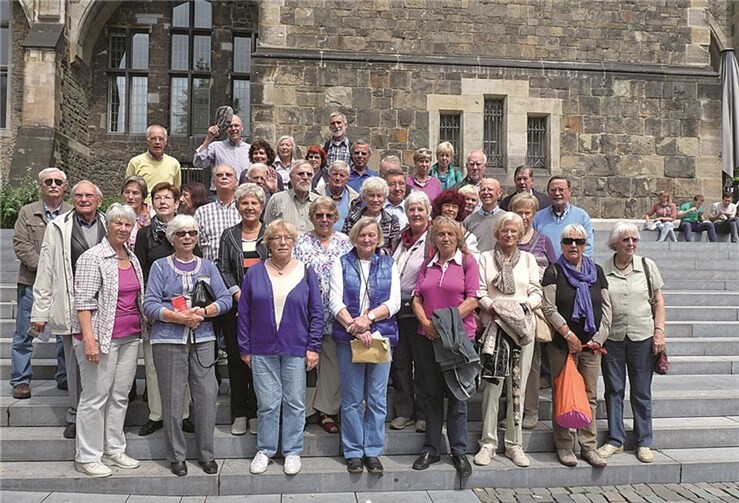 Das Foto zeigt die Gruppe des Meckenheimer Bürgervereins vor dem Rathaus in Aachen.privat