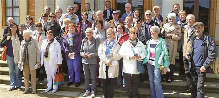 Das Foto zeigt die Gruppe vor Schloss Pillnitz.privat
