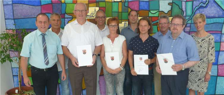 Das Foto zeigt die Jubilare Gerd Schmitt, Ralf Bell, Christa Horwath und Rolf Flerus (vordere Reihe v.r.) mit Bürgermeister Johannes Bell, Büroleiter Armin Seiwert, den Fachbereichsleitern und der Personalratsvorsitzenden Nina Becker. Foto: VG Brohltal